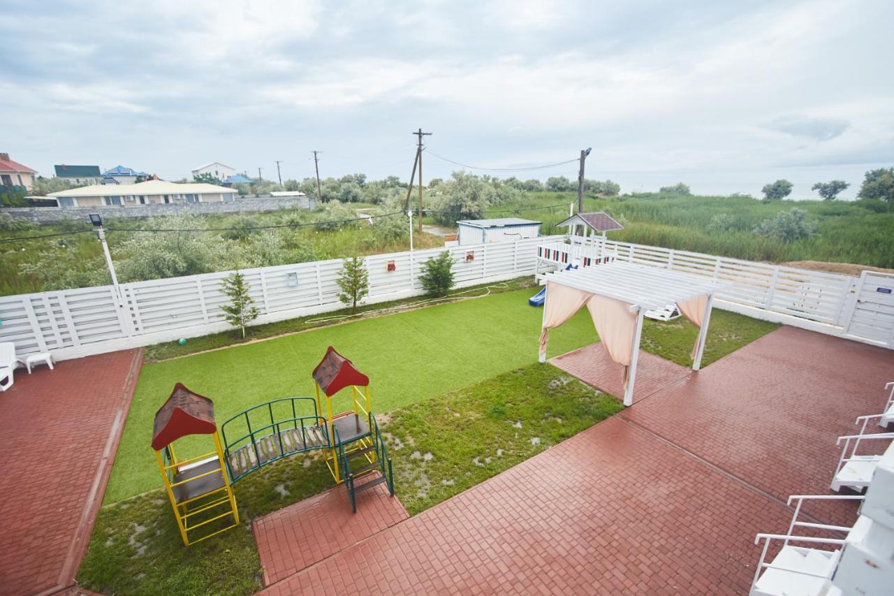 Family Hotel Happy Inn Zatoka Exterior photo