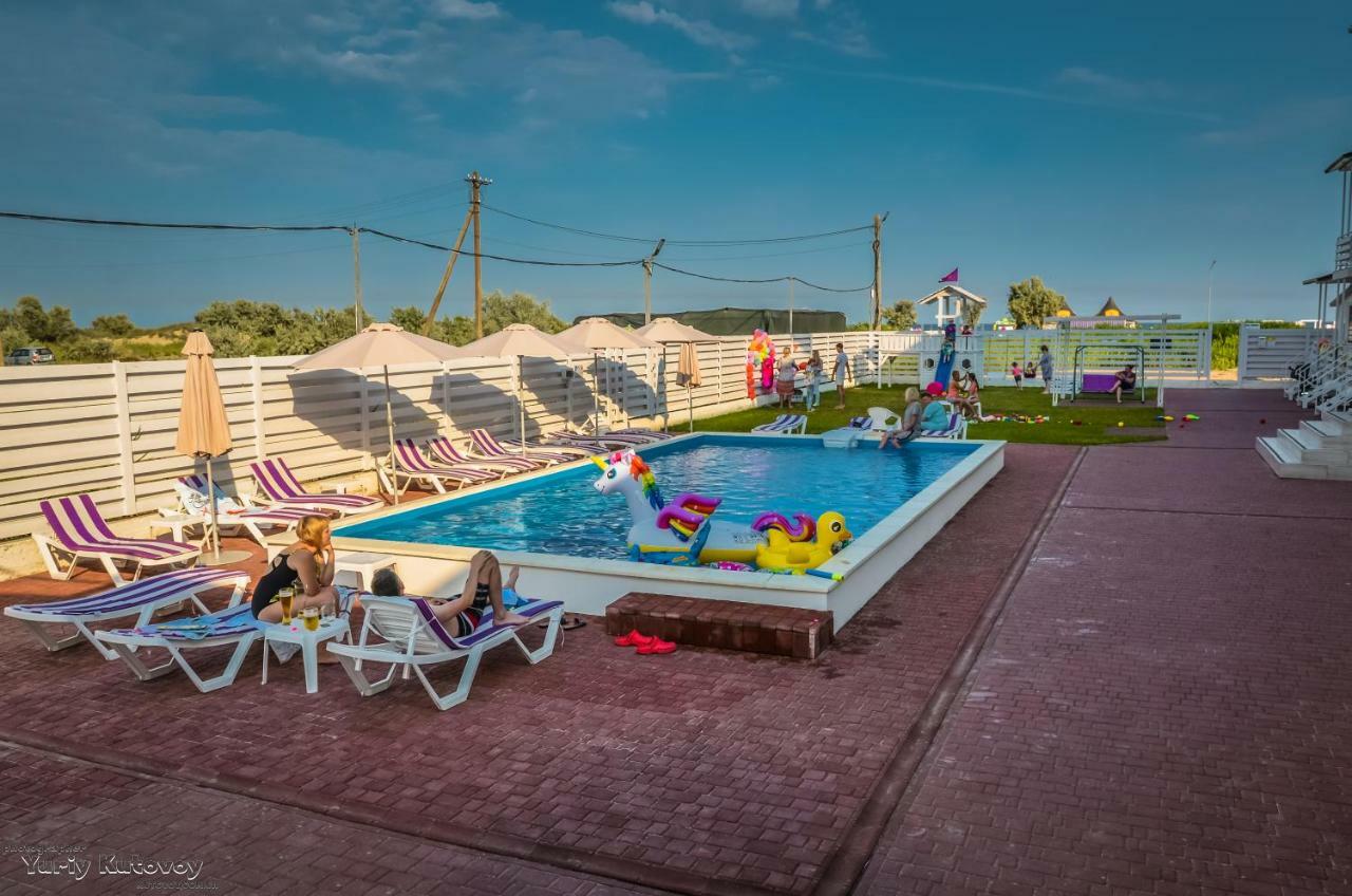 Family Hotel Happy Inn Zatoka Exterior photo