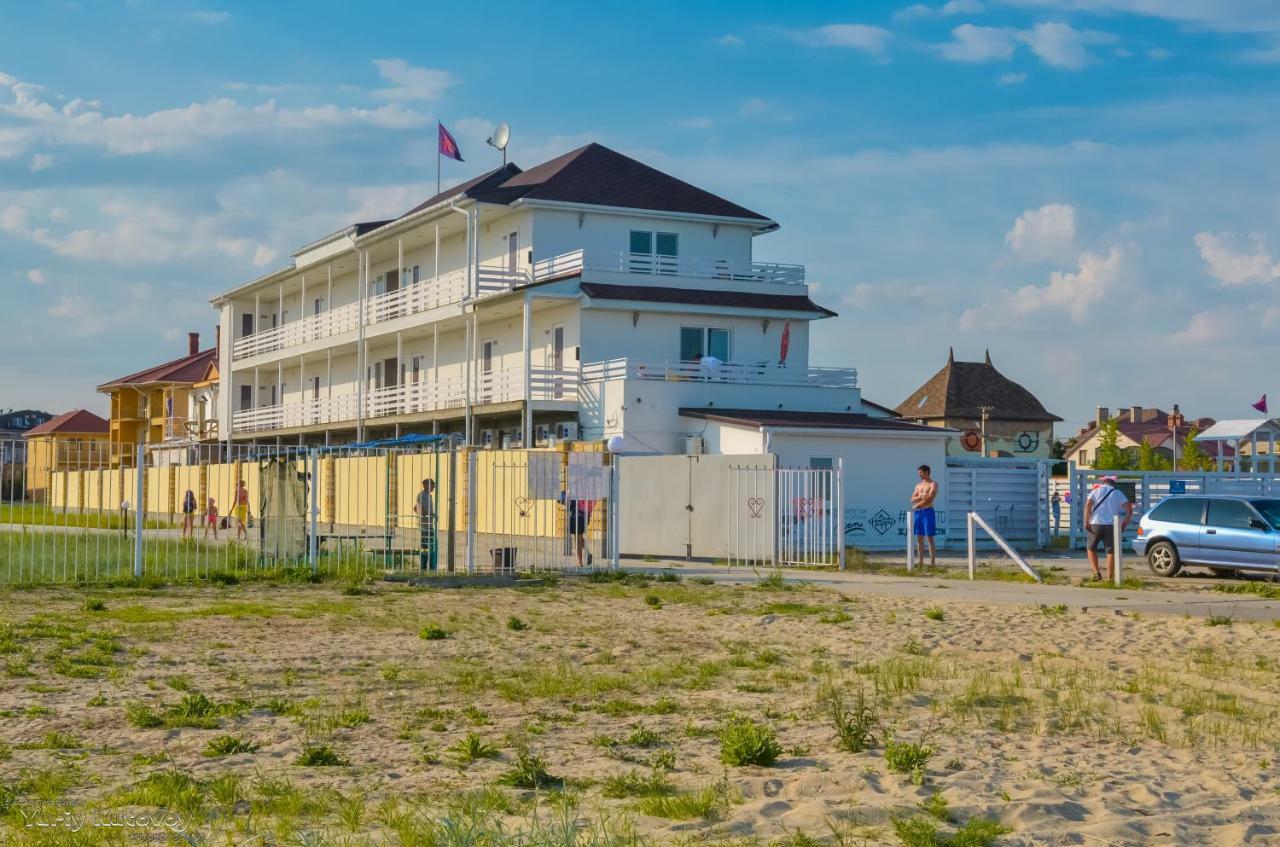 Family Hotel Happy Inn Zatoka Exterior photo